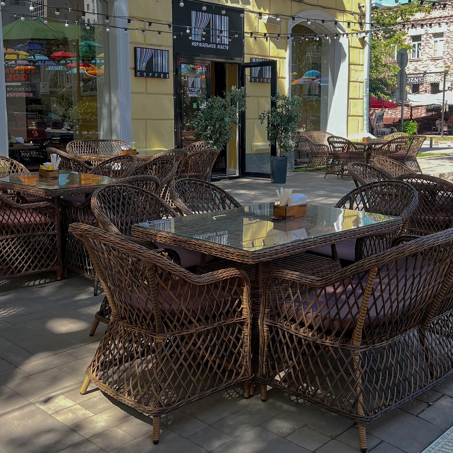 Мебель производства Ro-Tango в чудесном ресторане "Нормальное место" в центре Грозного